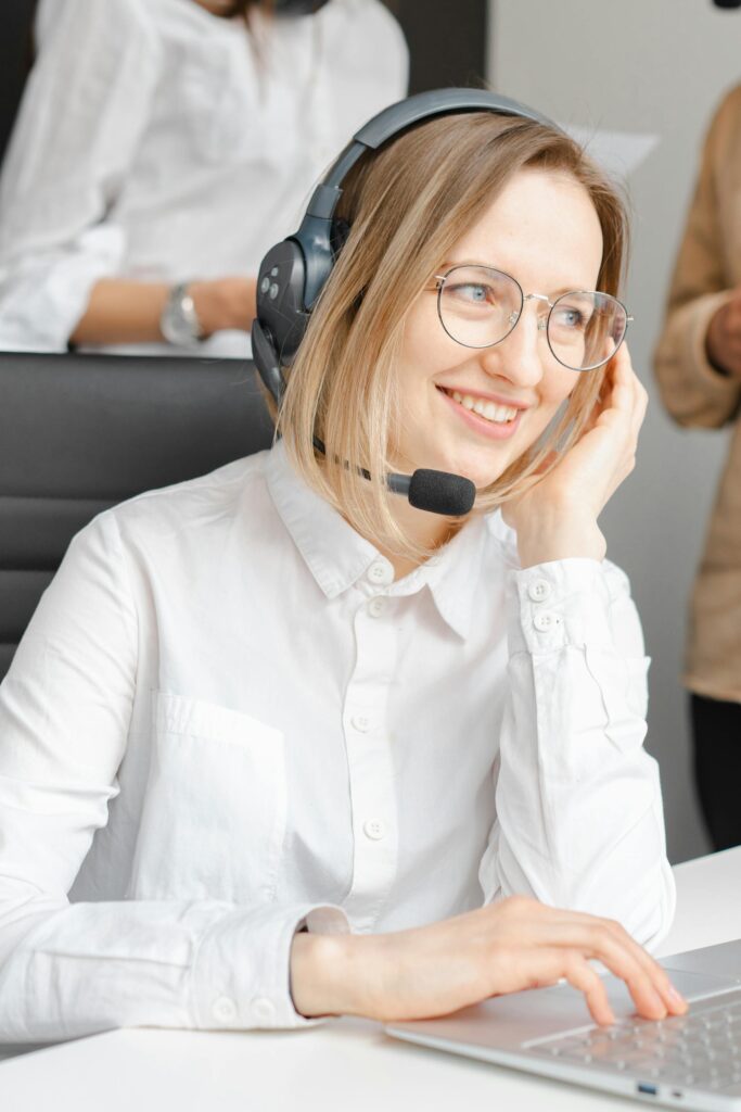 woman on headset delivering lawyer virtual receptionist services for attorneys