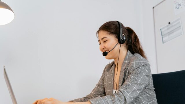 Receptionist helping a customer through the best small business answering service